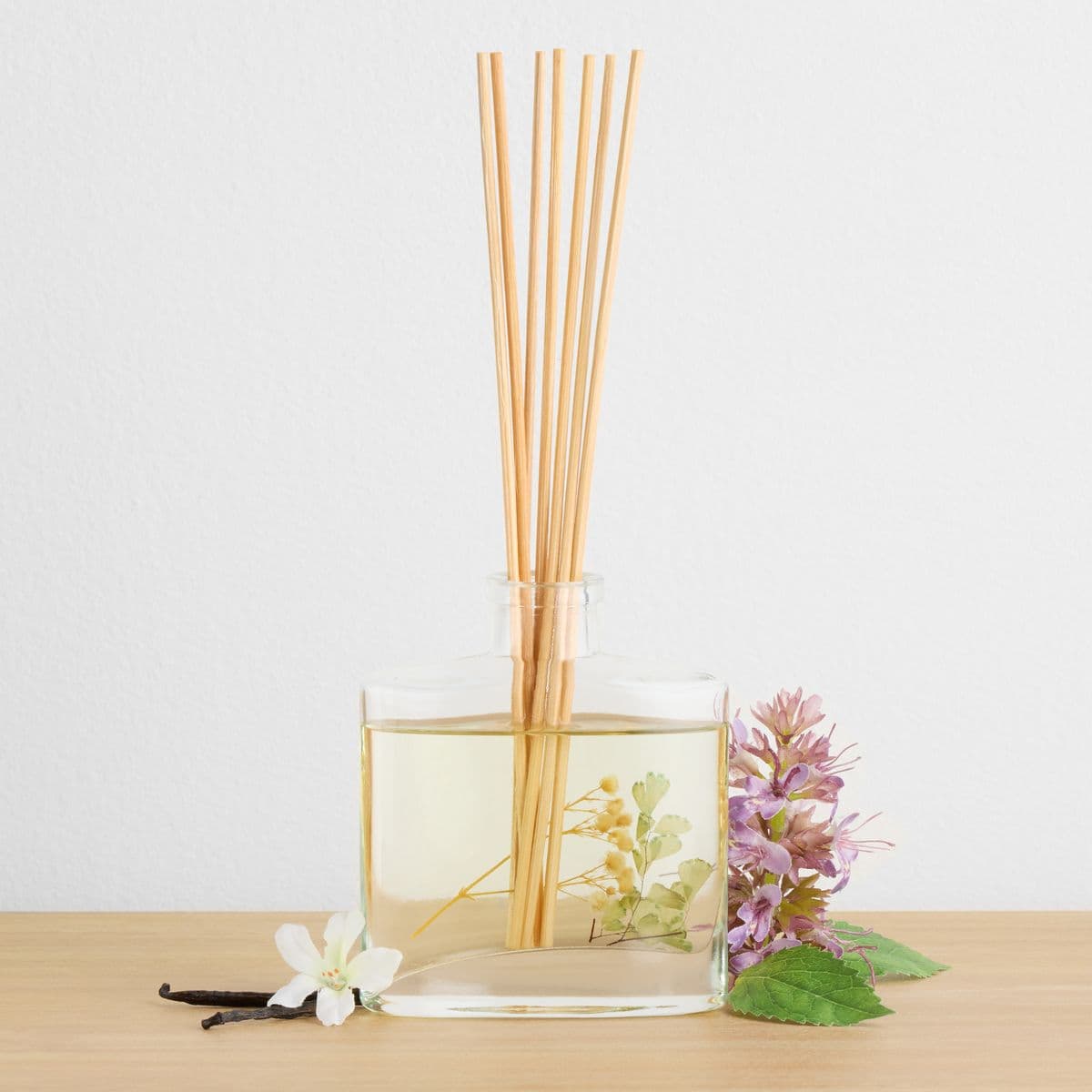 Reed diffuser Diffuser Blend Patchouli untuk aroma ruangan tenang.